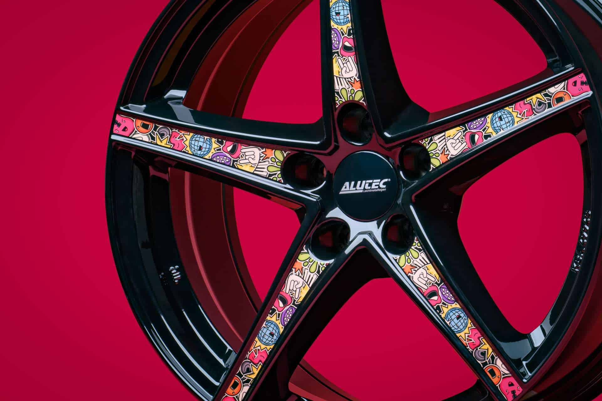 Диск Raptr 8*18 45 5*114,3 70,1 Diamant Schwarz Mit Stickerbomb Alutec RR80845B82-62